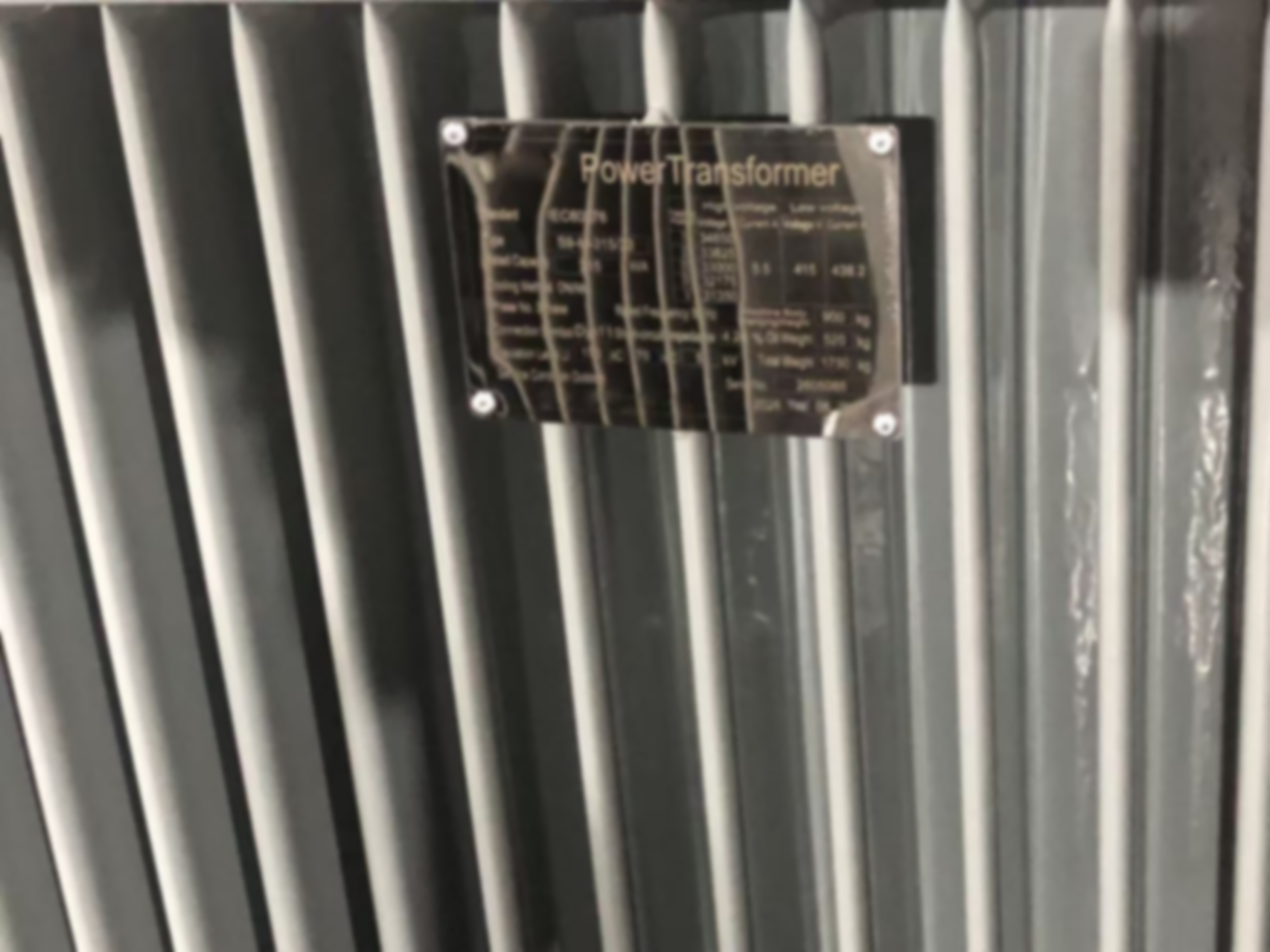 O que representam os parâmetros na placa de identificação do transformador?